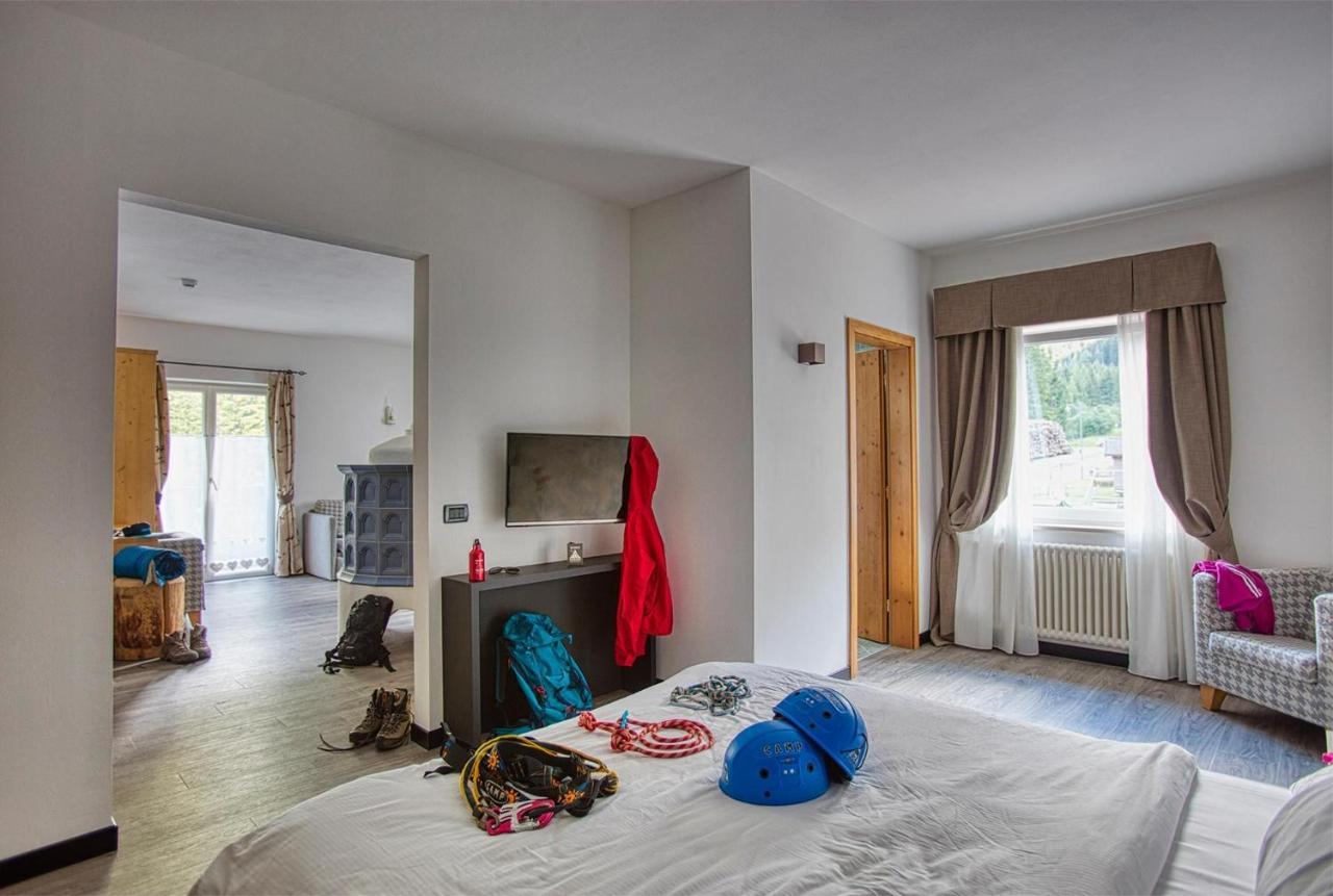 Hotel Valacia Pozza di Fassa Kültér fotó