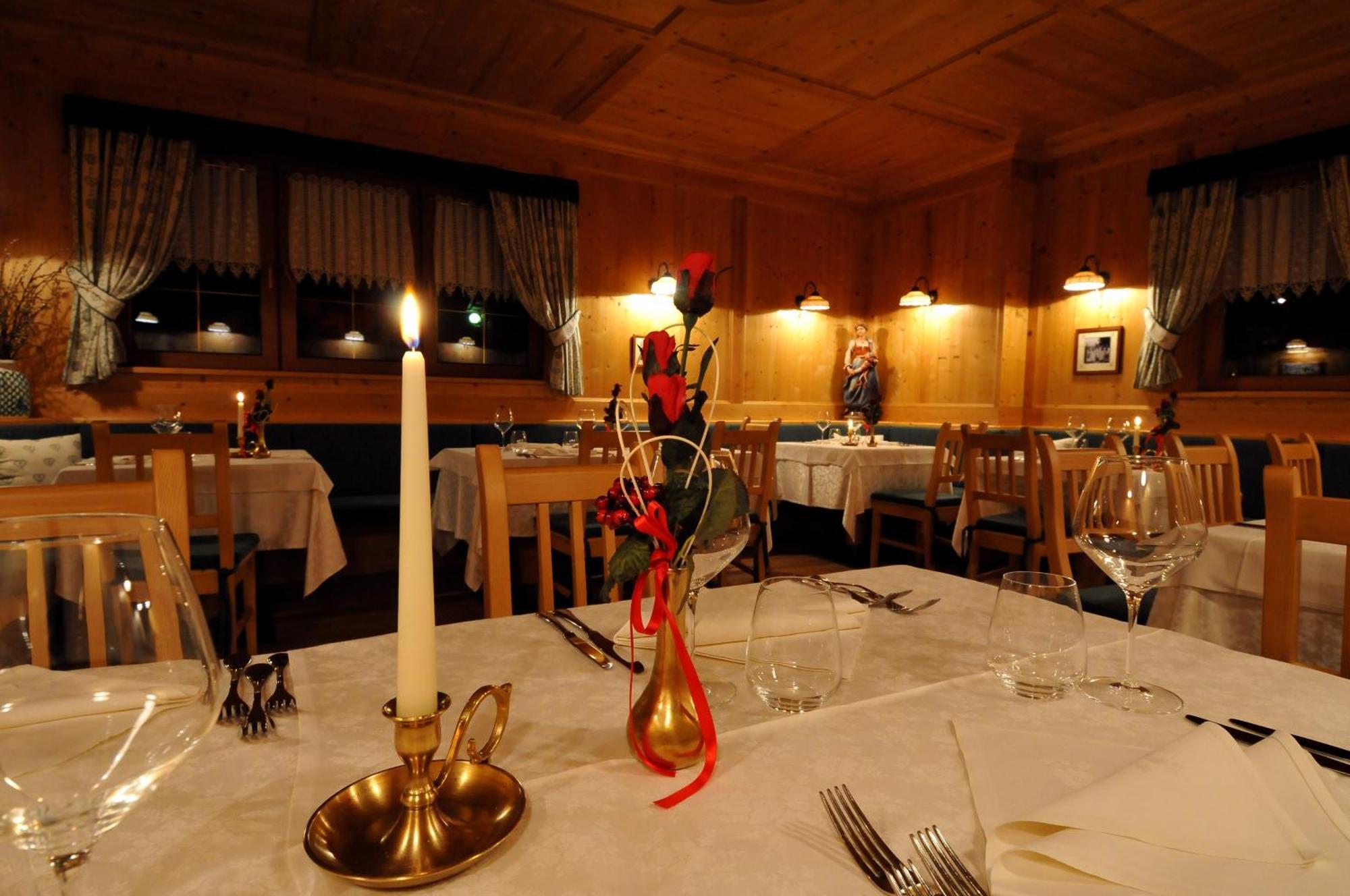 Hotel Valacia Pozza di Fassa Kültér fotó