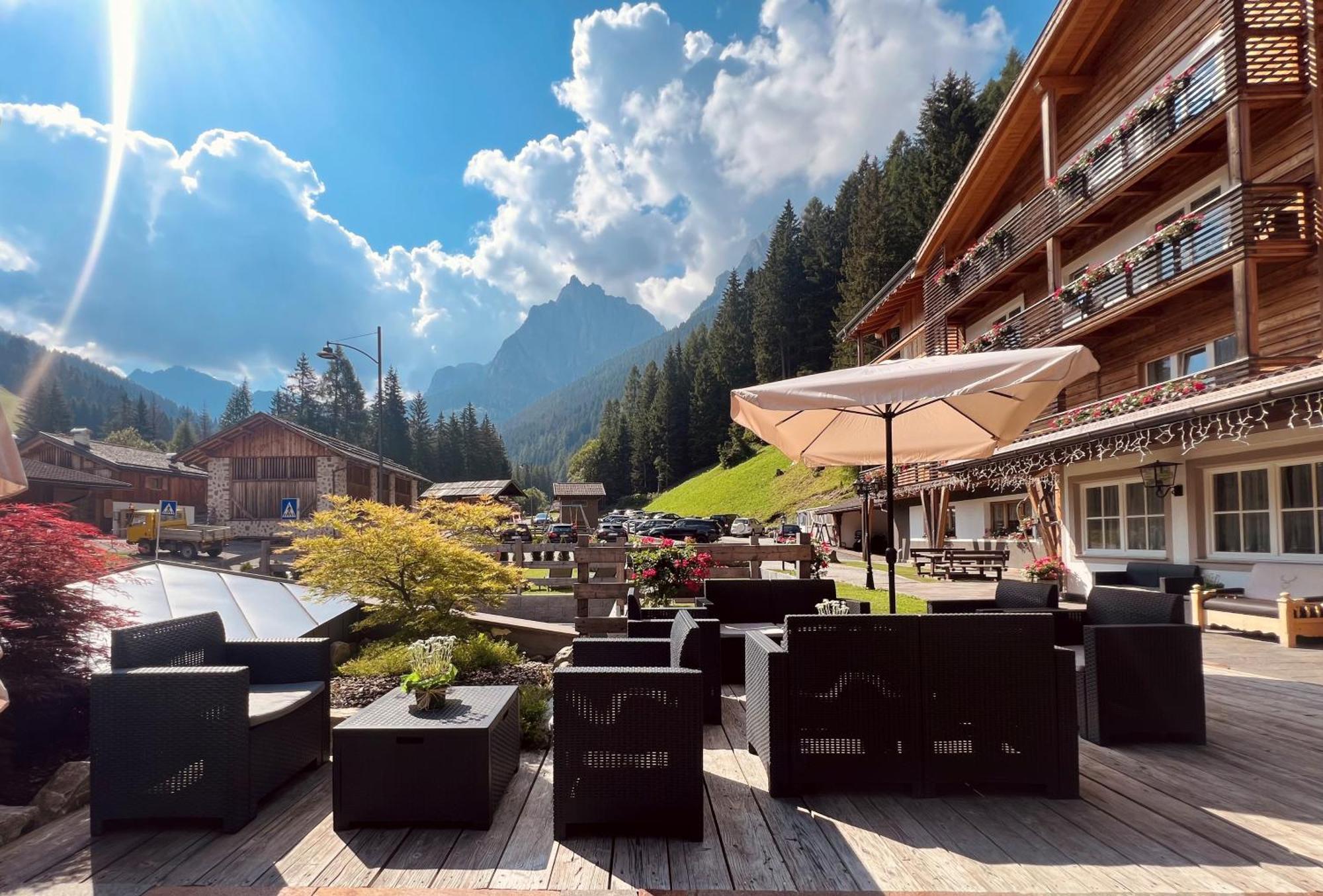 Hotel Valacia Pozza di Fassa Kültér fotó