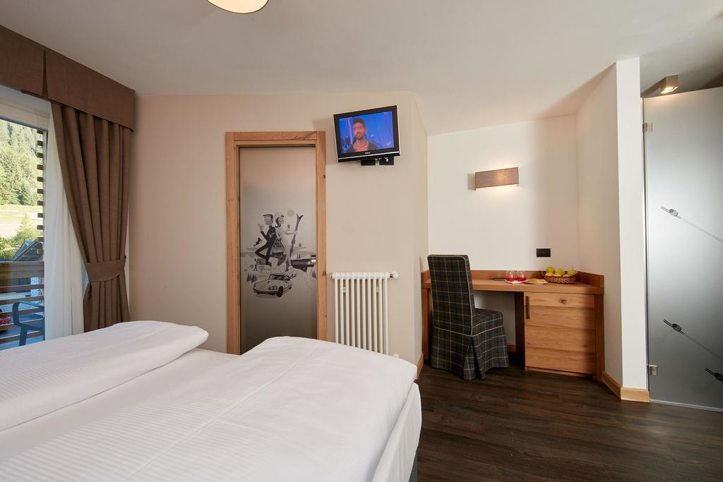 Hotel Valacia Pozza di Fassa Kültér fotó