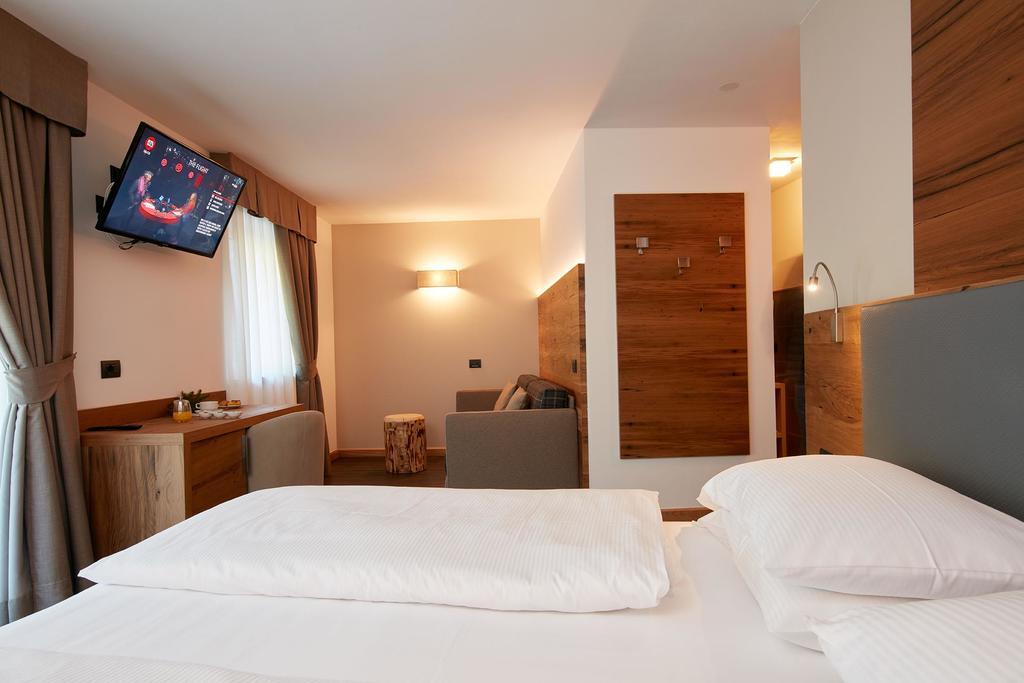 Hotel Valacia Pozza di Fassa Kültér fotó