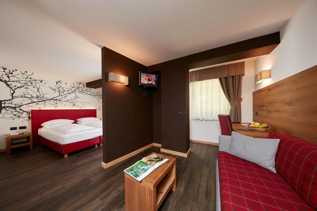 Hotel Valacia Pozza di Fassa Szoba fotó