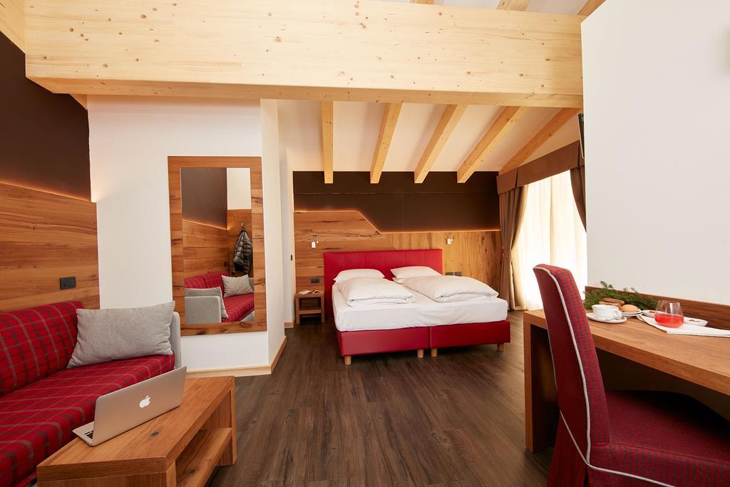 Hotel Valacia Pozza di Fassa Szoba fotó