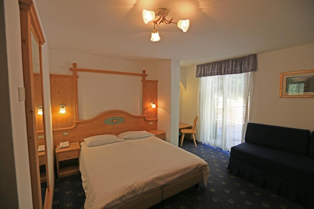 Hotel Valacia Pozza di Fassa Kültér fotó