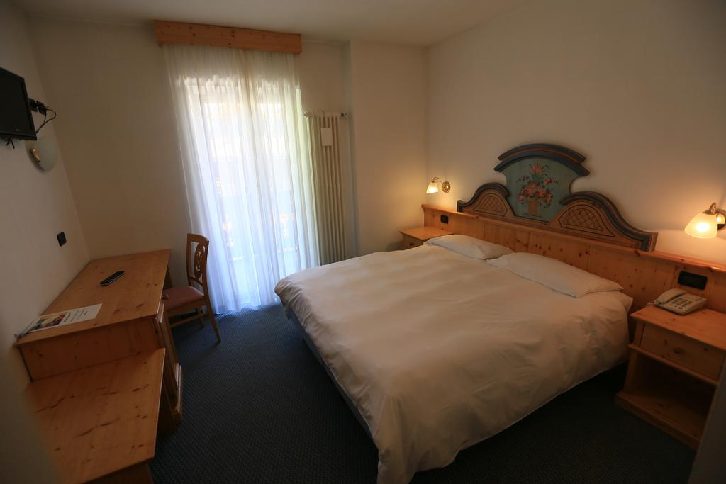 Hotel Valacia Pozza di Fassa Kültér fotó