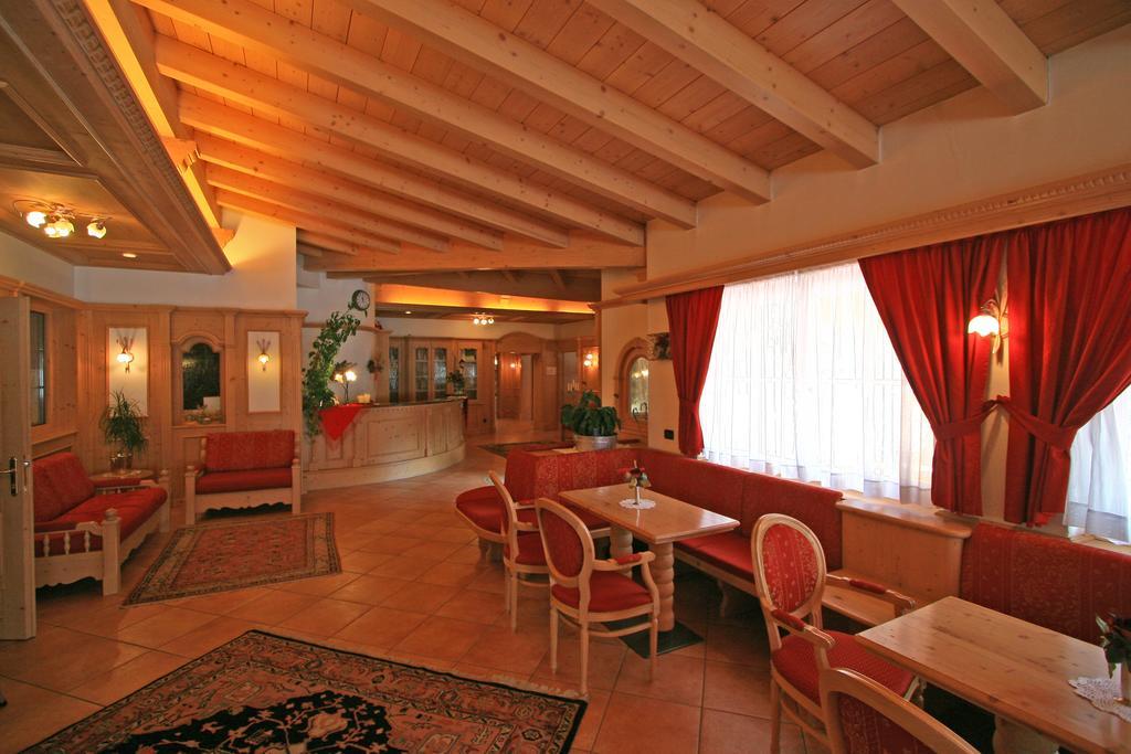 Hotel Valacia Pozza di Fassa Kültér fotó